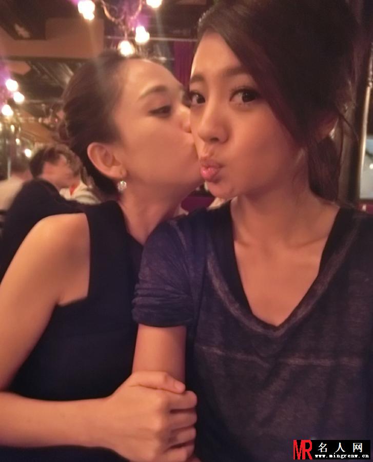 安以轩微博秀庆生照 好姐妹陈乔恩送香吻(1)