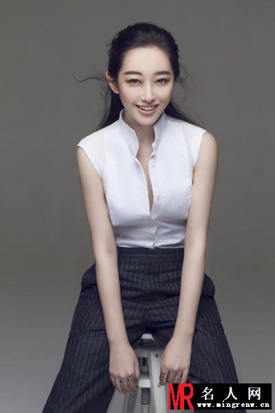 蒋梦婕帅气写真 尽展迷人锁骨(1)