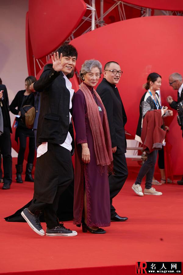 秦昊现身威尼斯电影节红毯 笑容满面显亲和(1)