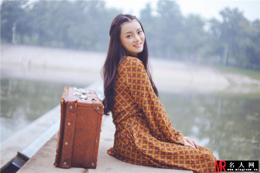 王瑞子秋日浪漫写真 长发飘飘闲适温暖(1)