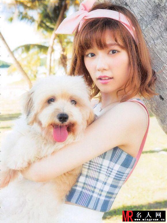 AKB48泳衣抱狗拍写真 比基尼难掩澎湃上围(1)