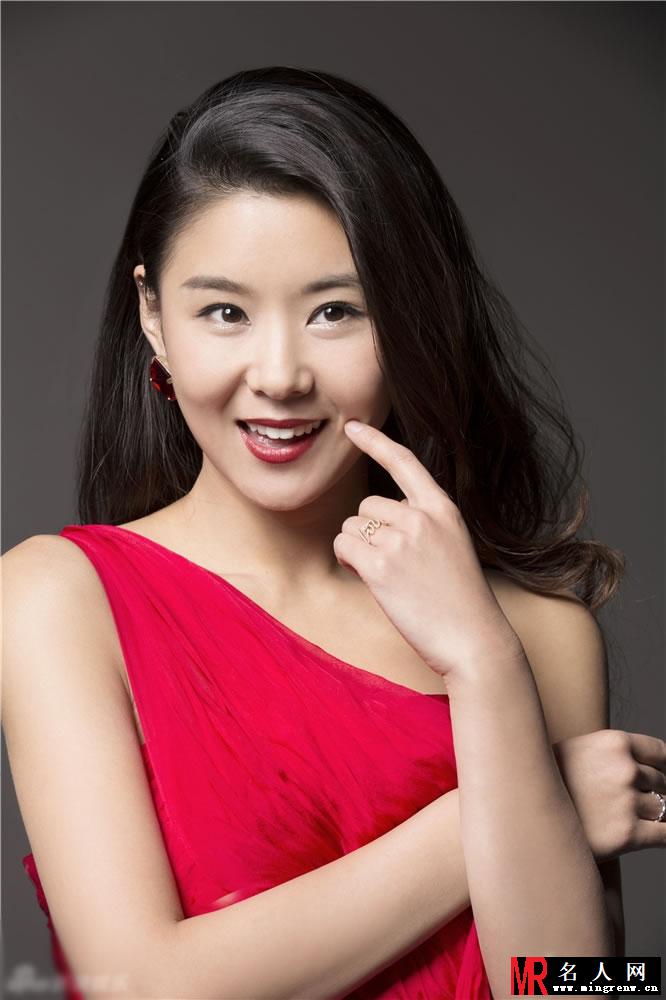 李小萌气质写真曝光 甜美笑容优雅温婉(1)