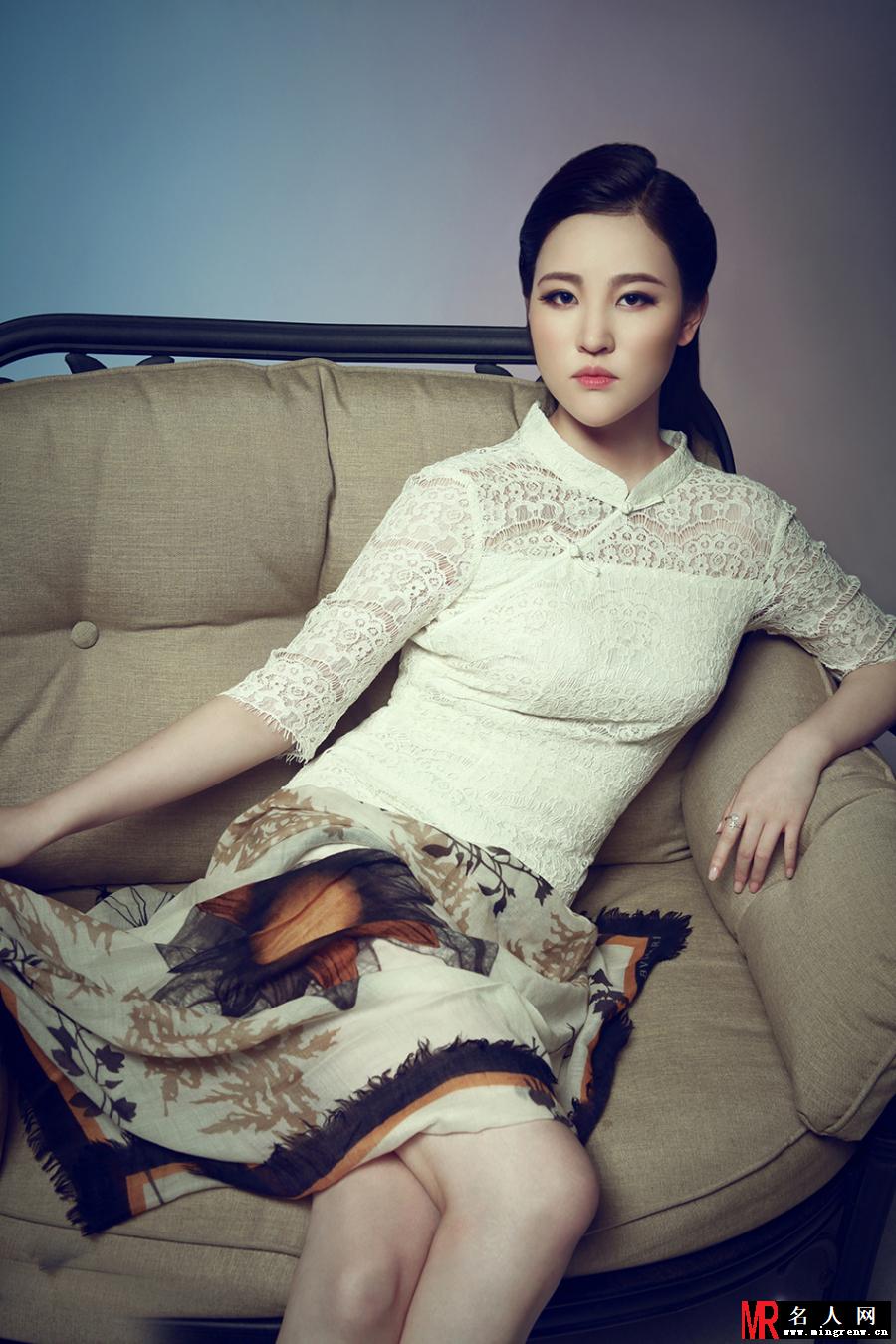 刘小小气质写真曝光 艳丽红唇女人味十足(1)