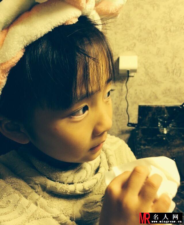 黄磊女儿多多生活照曝光 大眼睛激萌(1)