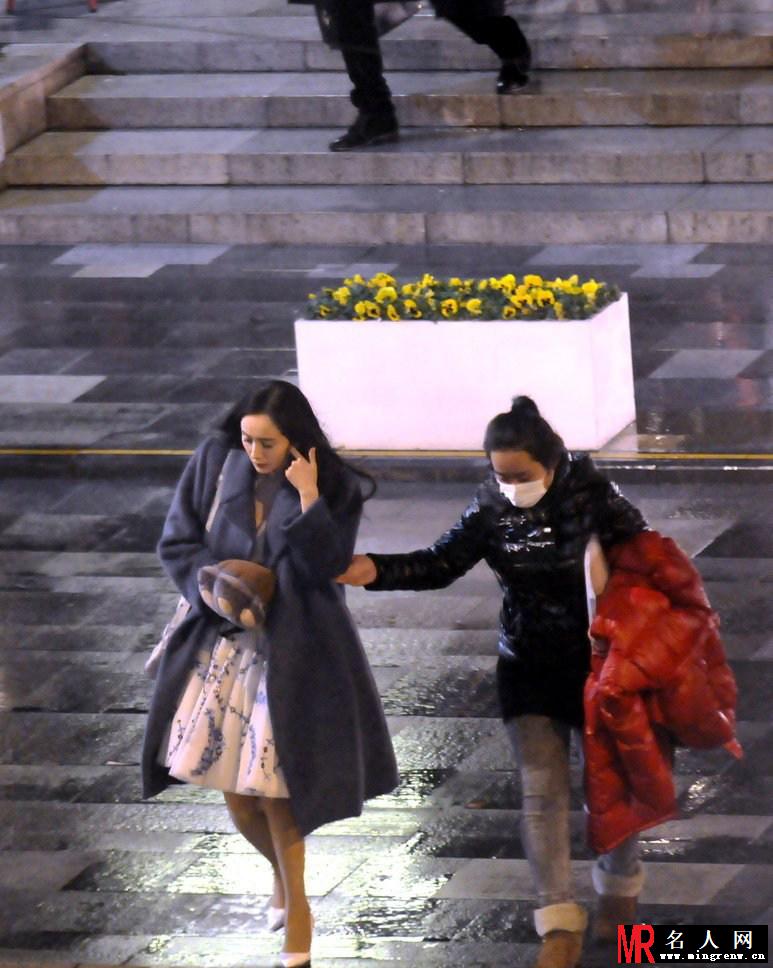 杨幂小时代3片场照 踩高跟鞋获众人伺候(1)
