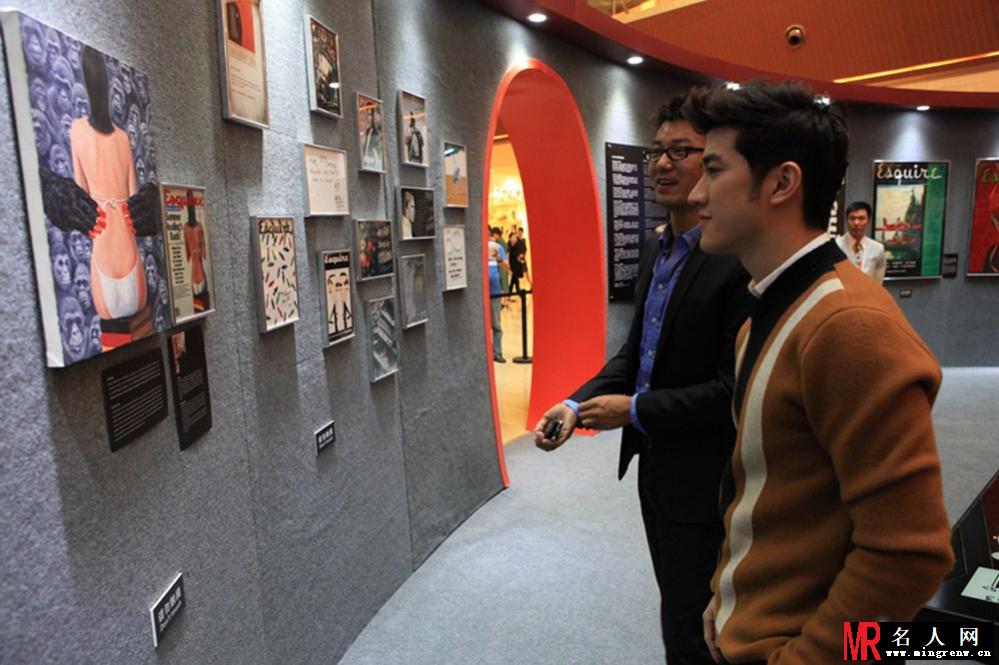 李治廷亮相艺术展 与范冰冰写真帅气合影(1)