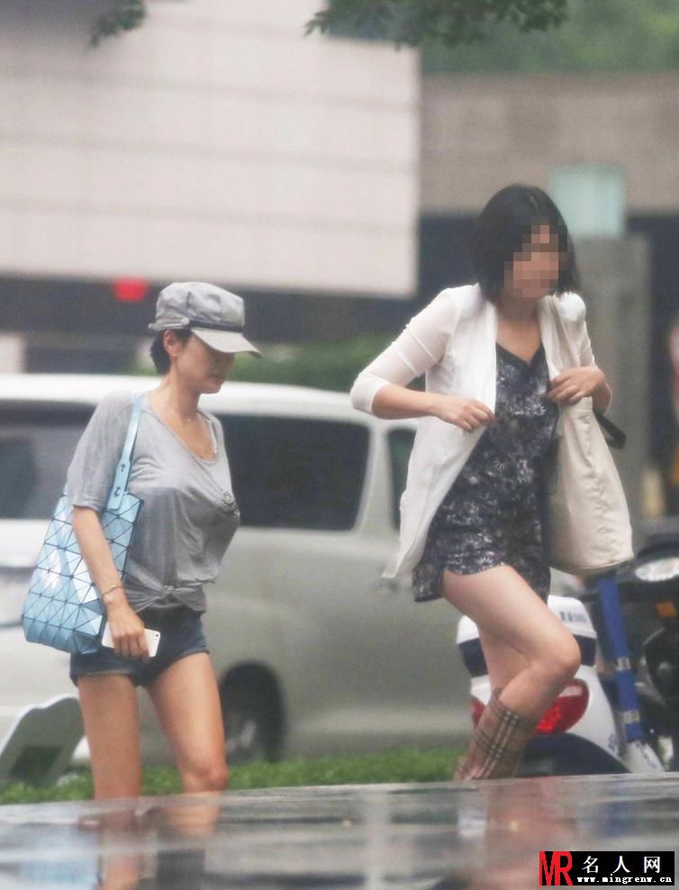 马伊琍轻装上阵与好友低调逛街露美腿(1)