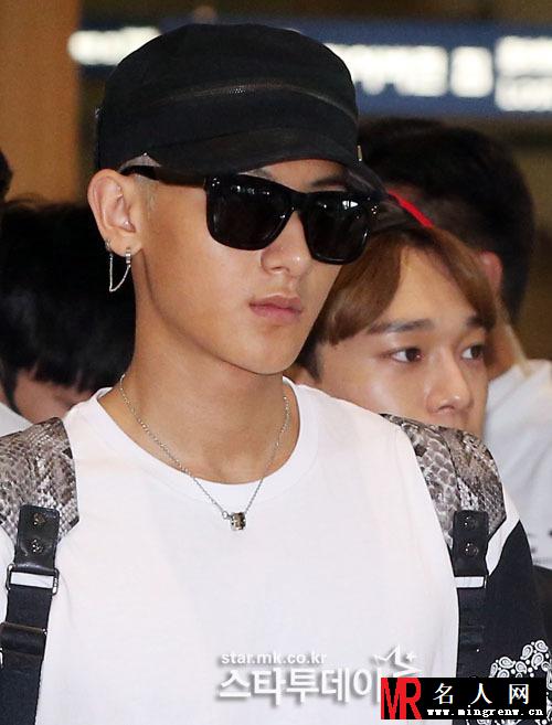 2014年6月EXO重庆飞韩国机场时尚帅气黄子韬图片写真(1)