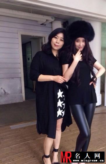 张馨予携母亲拍写真大片 时尚潮流“姐妹花”(1)