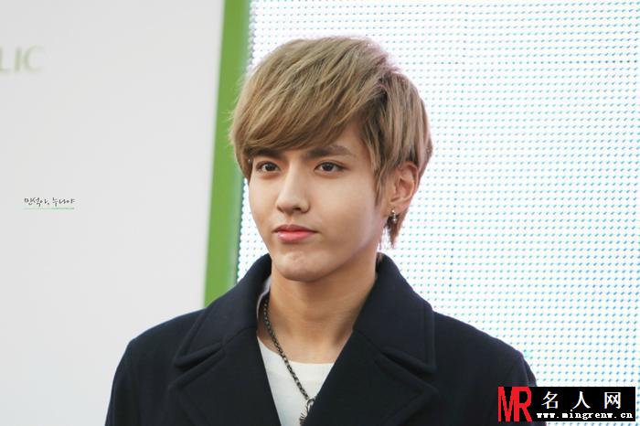 吴亦凡2013年自然乐园签售会 颜神精致美颜引粉丝欢呼(1)