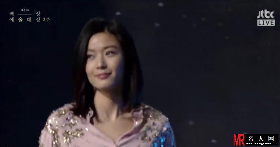 全智贤短发亮相韩国百想艺术大赏 女神光芒照耀全场(1)
