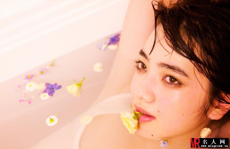 小松菜奈湿身拍摄酒店沐浴香艳写真 网友惊叹：“肯定火！”(1)