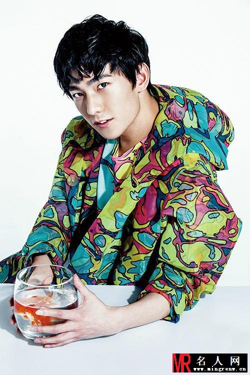 《左耳》杨洋90后小鲜肉帅气艳丽色彩写真(1)