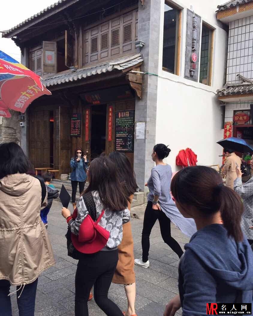 天后王菲携女儿李嫣出游 遭路人疯狂拍摄(1)
