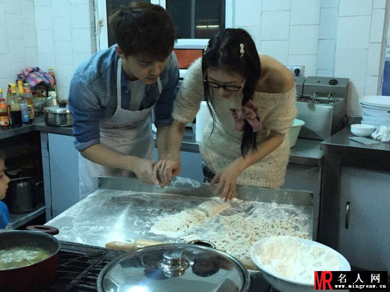 马天宇贴身照顾林志玲 甜蜜做饭举止亲密(1)