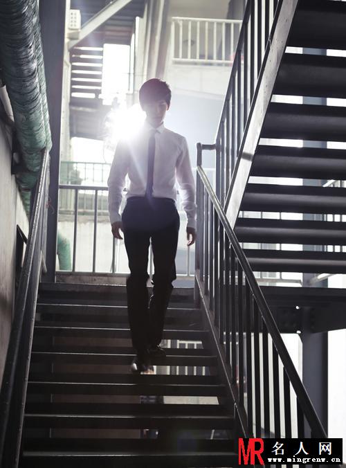 少年名捕杨洋帅气写真 白衬衣黑领带化身国民学长(1)
