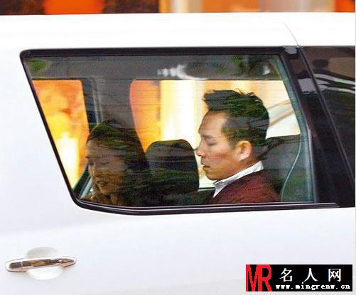 郑秀妍与绯闻男友Tyler权在香港甜蜜逛街(1)
