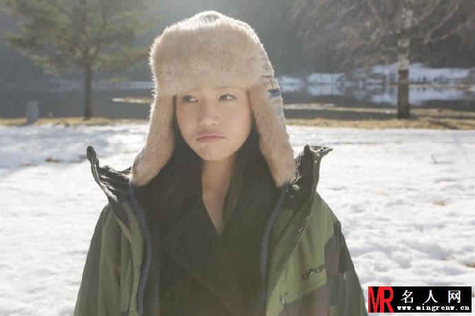 陈妍希置身雪海 剔透雪肌令人羡慕(1)