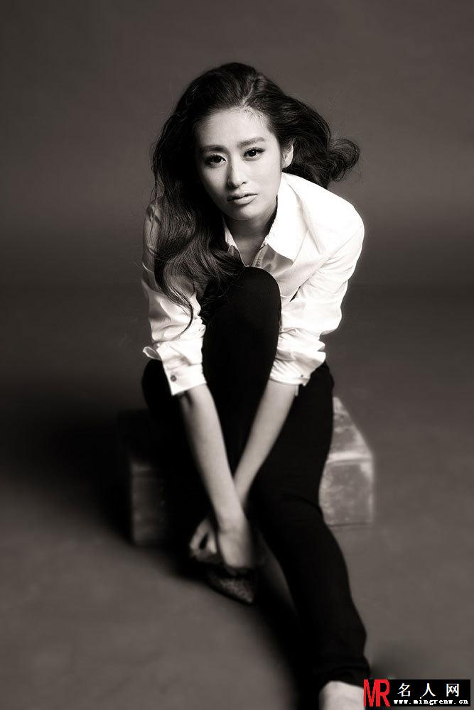 颖儿灰白写真 浪漫卷发凸显女人味(1)