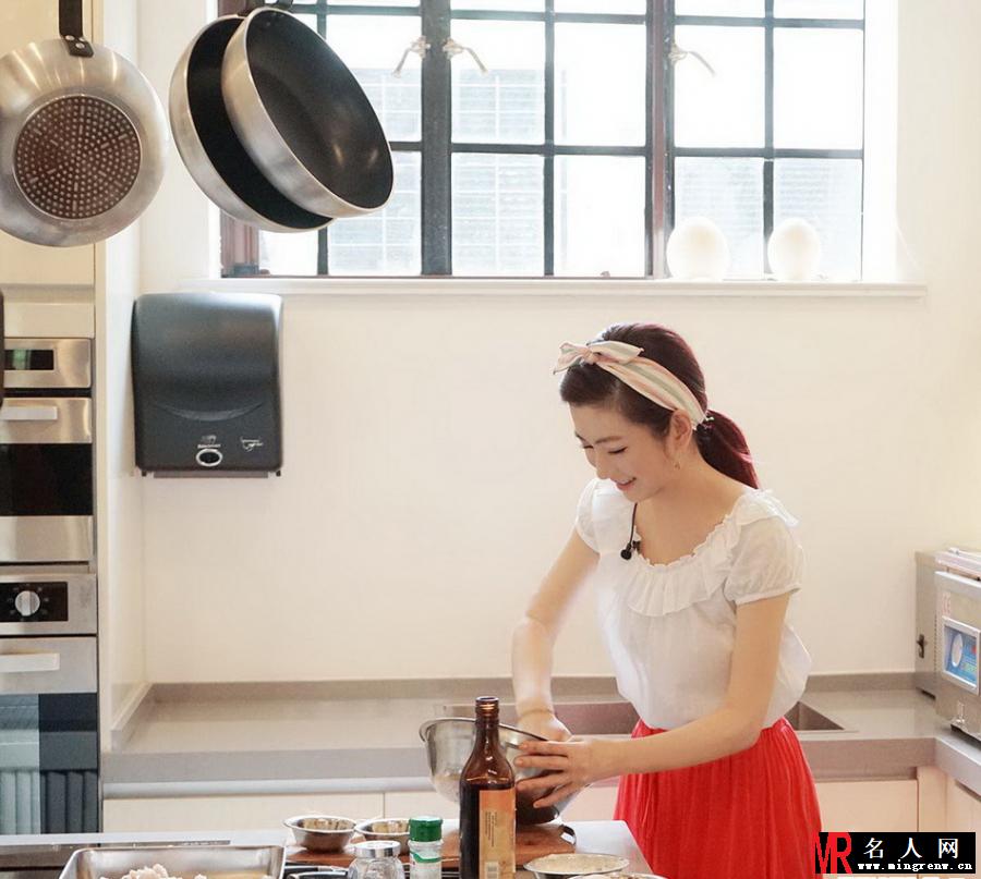 Selina变身美厨娘 与龙虾亲密接触(1)