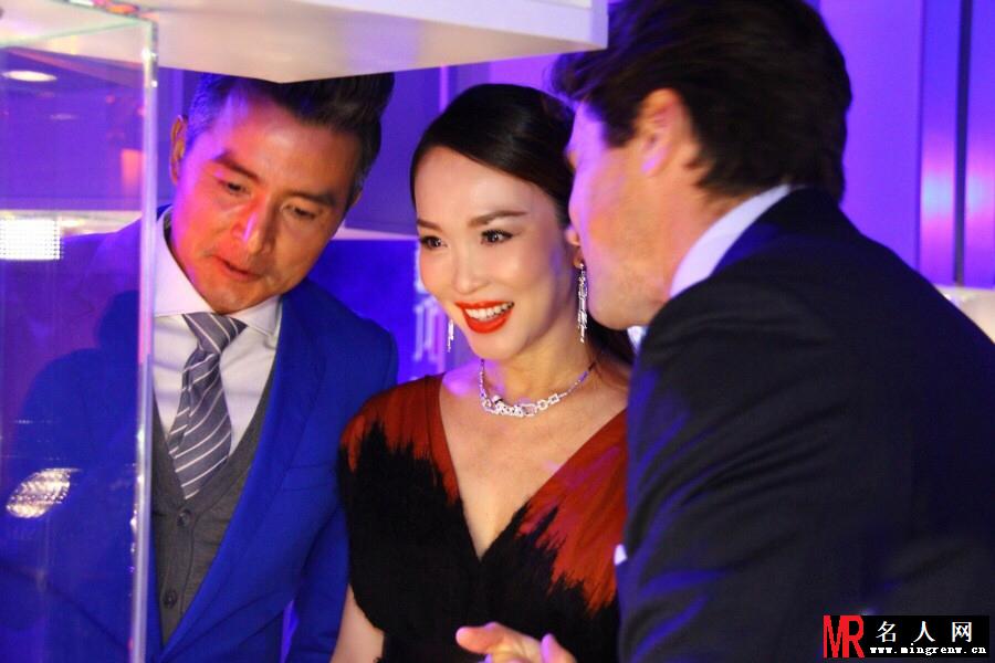 范文芳宽松礼服遮孕肚 丈夫李铭顺小心呵护(1)