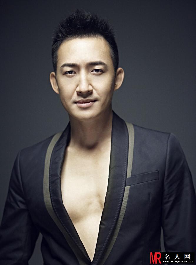 王阳形色写真曝光 搭西装外套秀出完美身材(1)