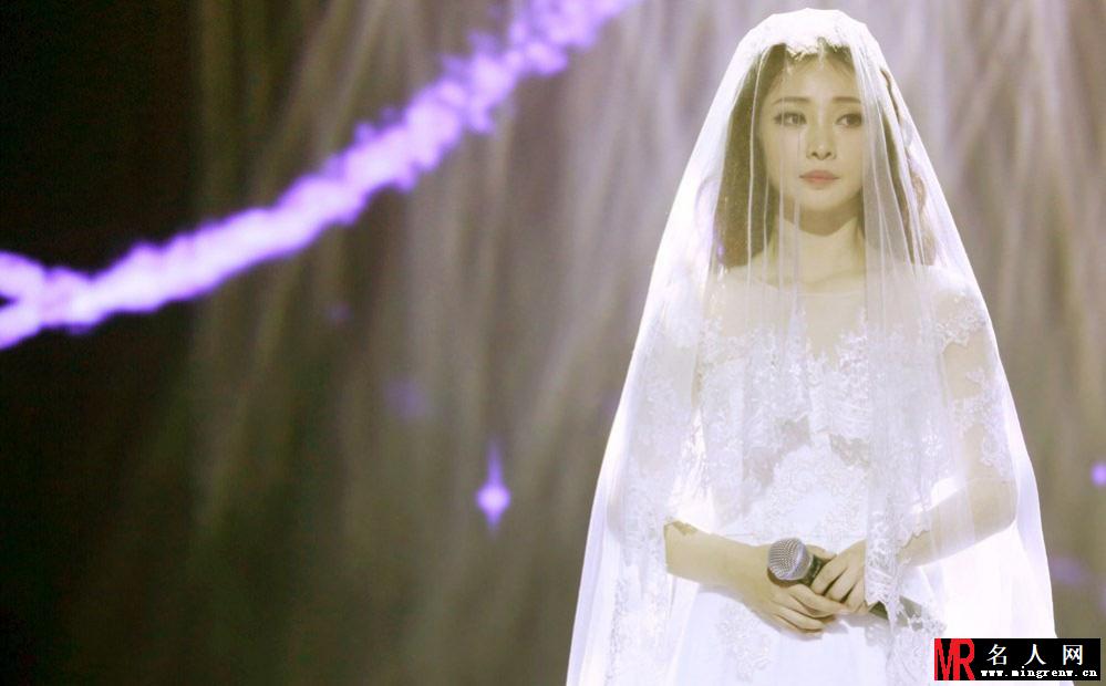 柳岩着婚纱深情献唱 泪洒舞台感动全场(1)
