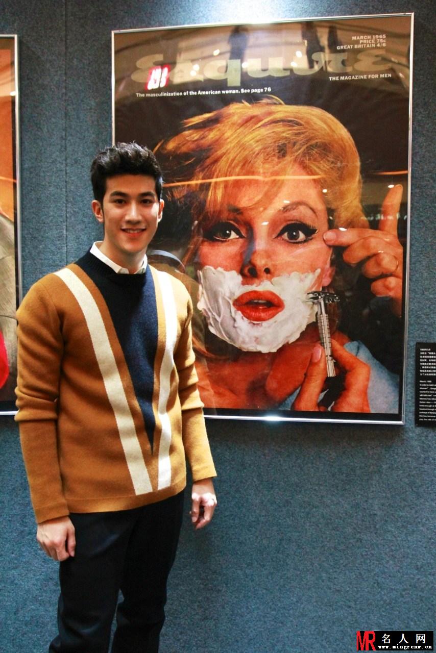 李治廷亮相艺术展 与范冰冰写真帅气合影(1)