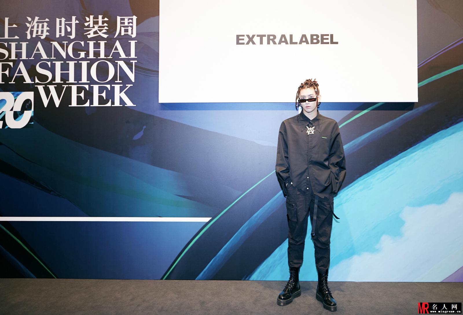 周艺轩亮相上海时装周 鹿角脏辫玩酷趣味潮流(1)