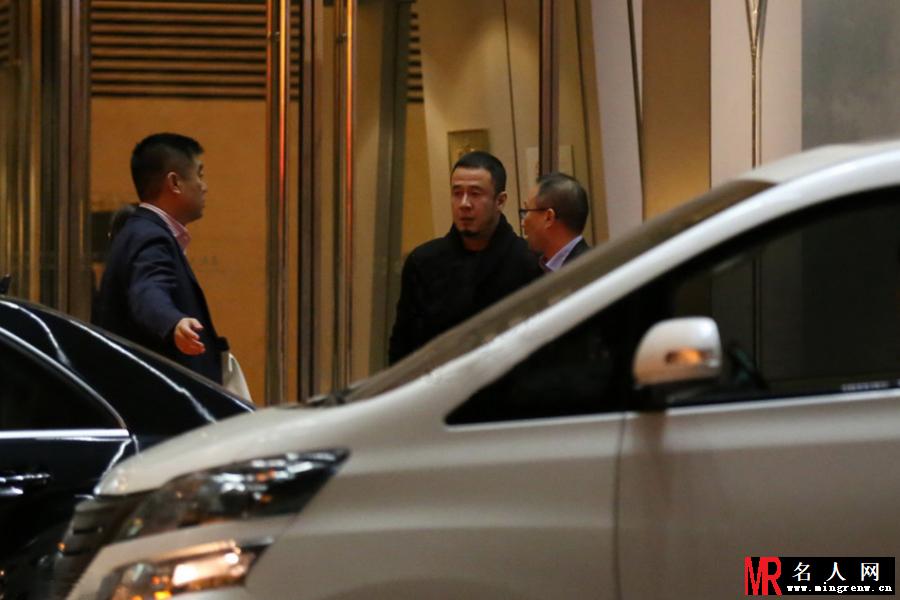 杨坤现身破被抓传言 心情大好饮酒至凌晨(1)