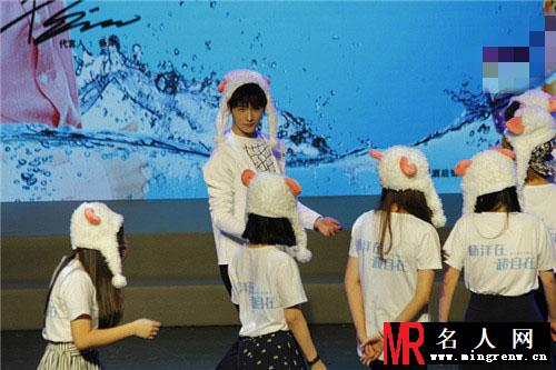 杨洋或将加盟《一年级》上戏过24岁生日(1)