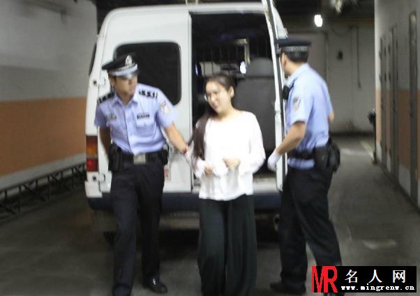郭美美素颜走下囚车 穿白衣黑裤梳马尾显清纯(1)