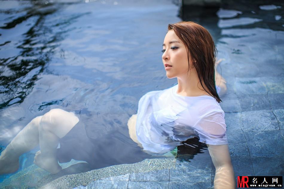 黄小蕾泳池湿身写真 身材傲人魅惑十足(1)