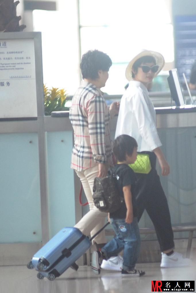 孙俪抱儿子现身上海机场 等等跟妈妈外出打工(1)