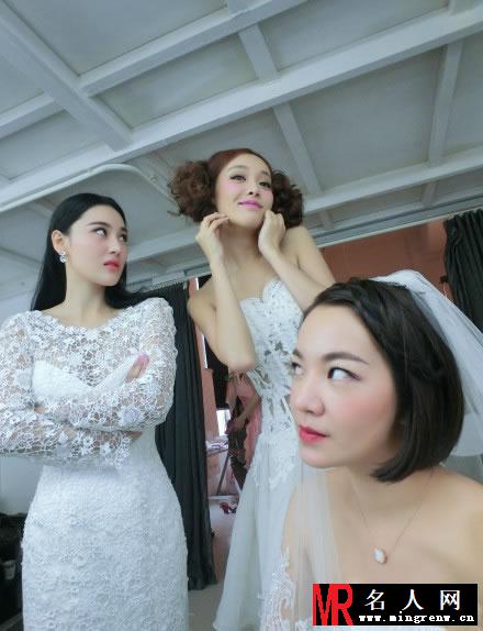 张馨予参加朋友婚礼 蕾丝白裙难掩酥胸(1)