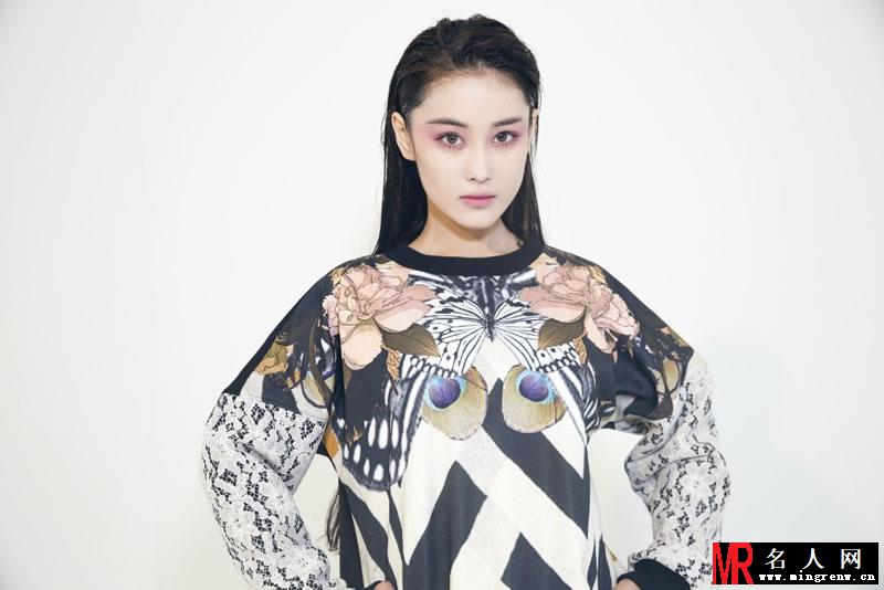 张馨予曝光一组时尚写真 运动性感大秀美腿(1)