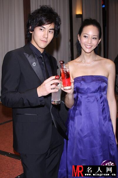 2007年11月第44届金马奖慈善晚会 张钧甯着紫色长裙(1)