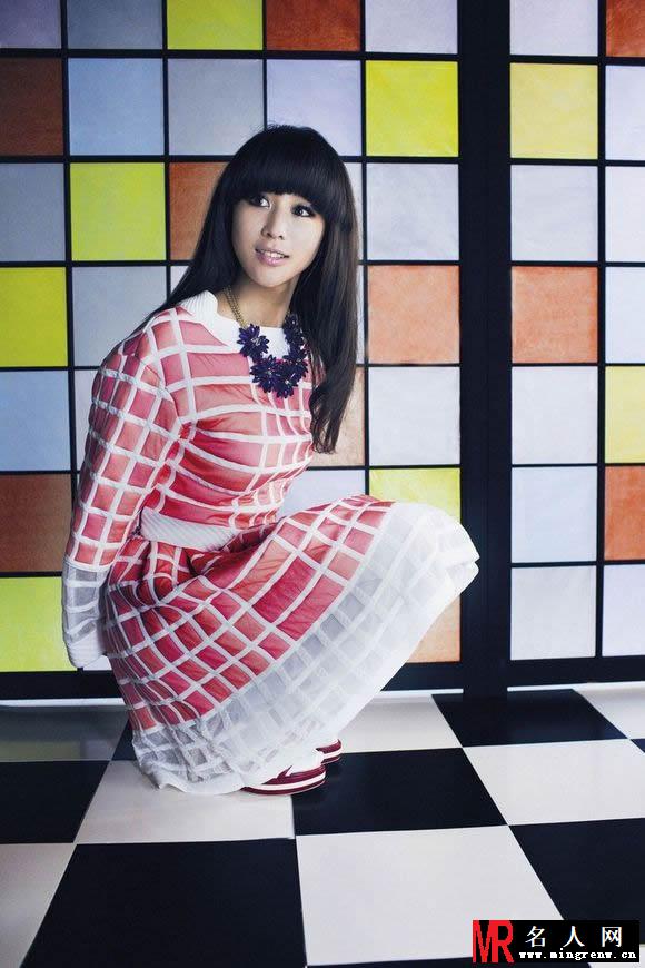 2013年4月《vogue》杂志张钧甯写真 大玩鬼马撞色风(1)