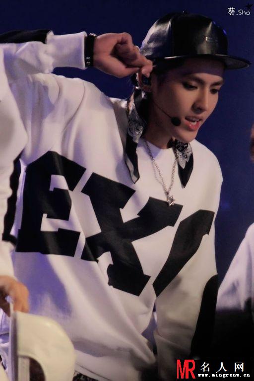 吴亦凡2013年SBS舞台演唱帅气时尚潮范十足(1)