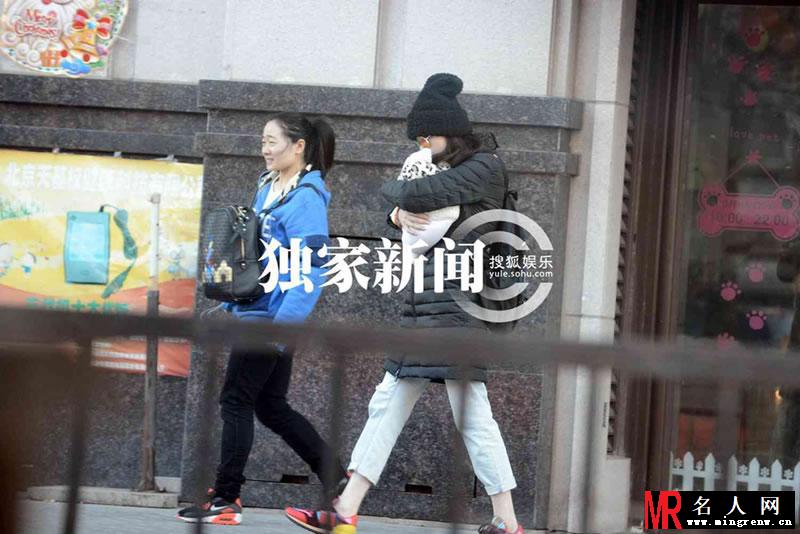 倪妮机场被偷拍大汇总 凉爽夏装米奇衣凸显可爱青春(1)