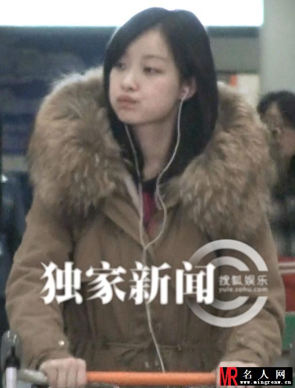 倪妮机场被偷拍大汇总 凉爽夏装米奇衣凸显可爱青春(1)