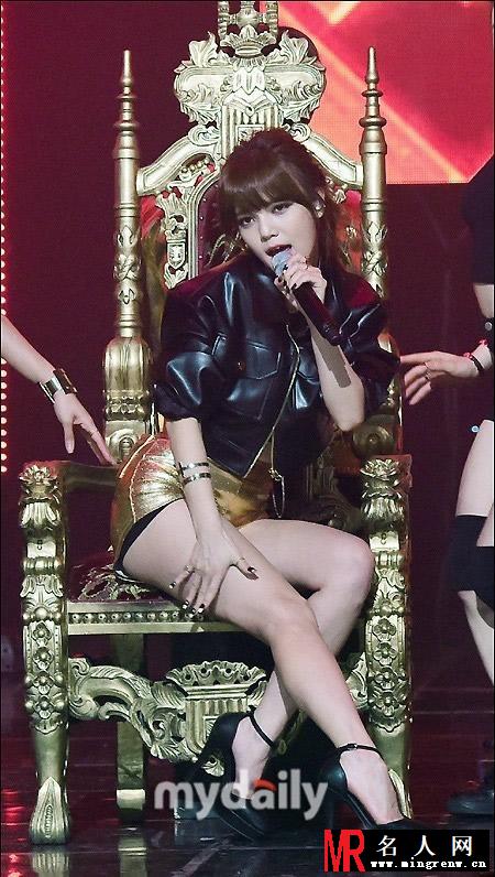 韩电视台音乐节目惹眼 众性感女团PK露肉(1)