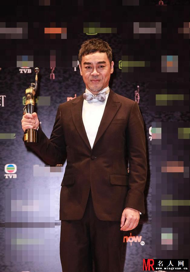 刘青云时隔8年再获影帝 与赵薇亲密合影(1)