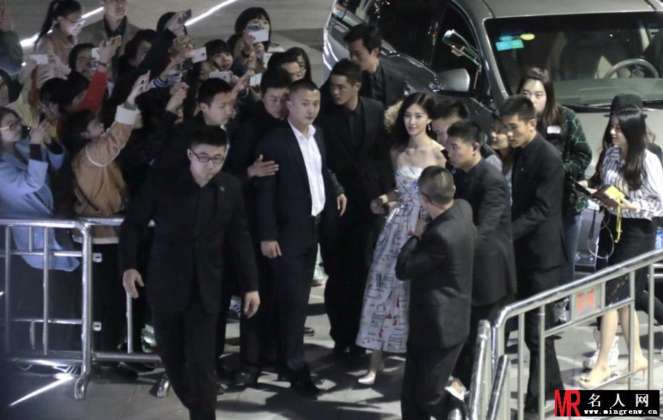王丽坤出席活动架子大 全程获保镖搀扶(1)