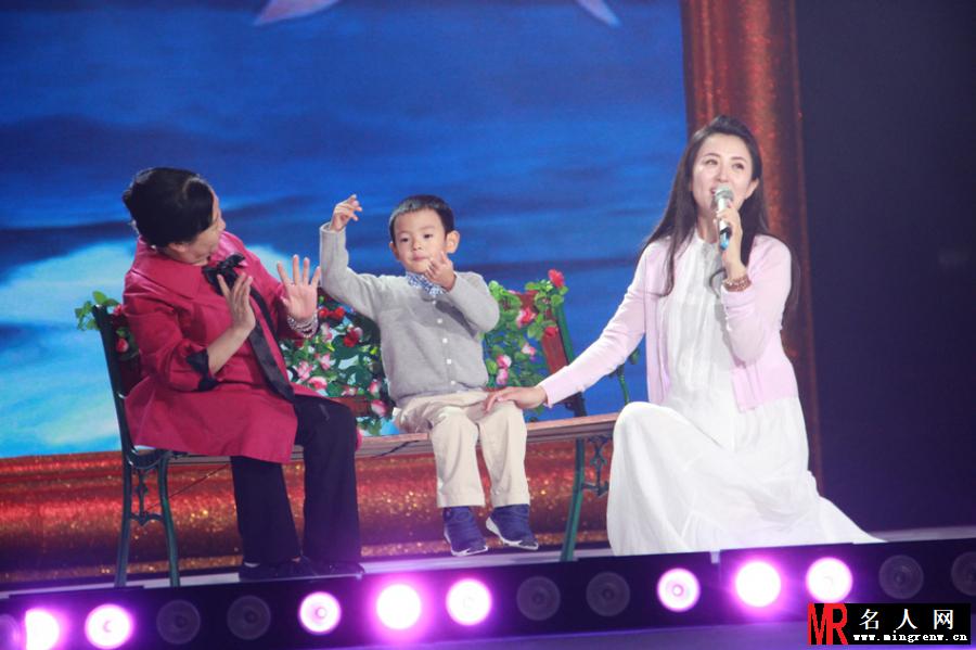 杨童舒献唱重阳节晚会 儿子伴舞温馨感人(1)