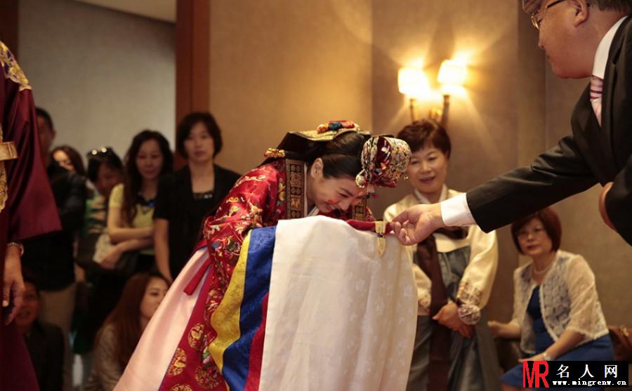 许茹芸首尔大婚 穿韩服熊吻丈夫(1)