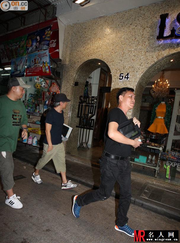 周星驰深夜出街 遇狗仔显慌乱(1)
