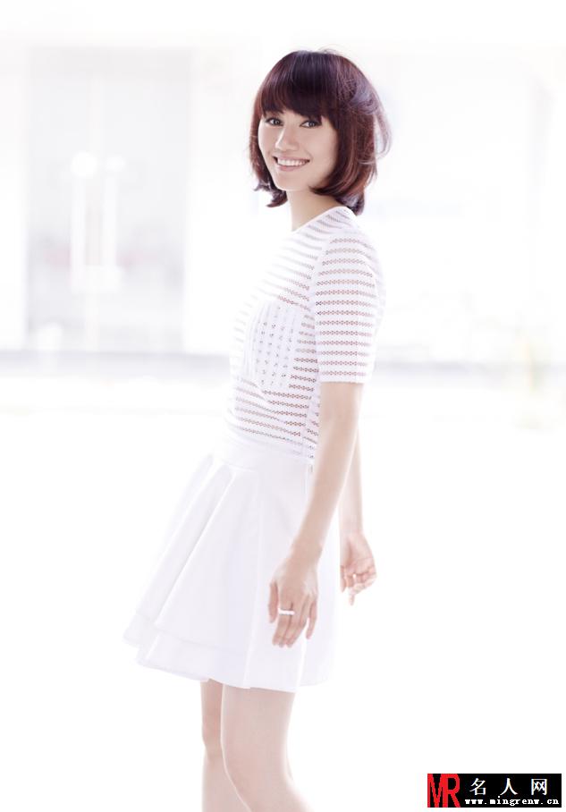 袁泉纯白写真 俏丽短发展率性(1)