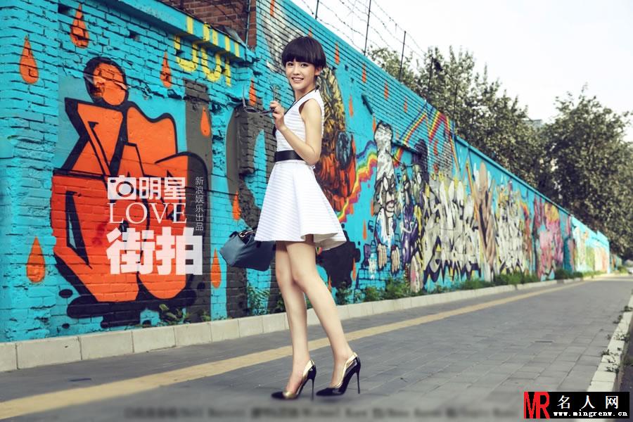 杨子姗时尚街拍曝光 利落短发诠释多维度美(1)