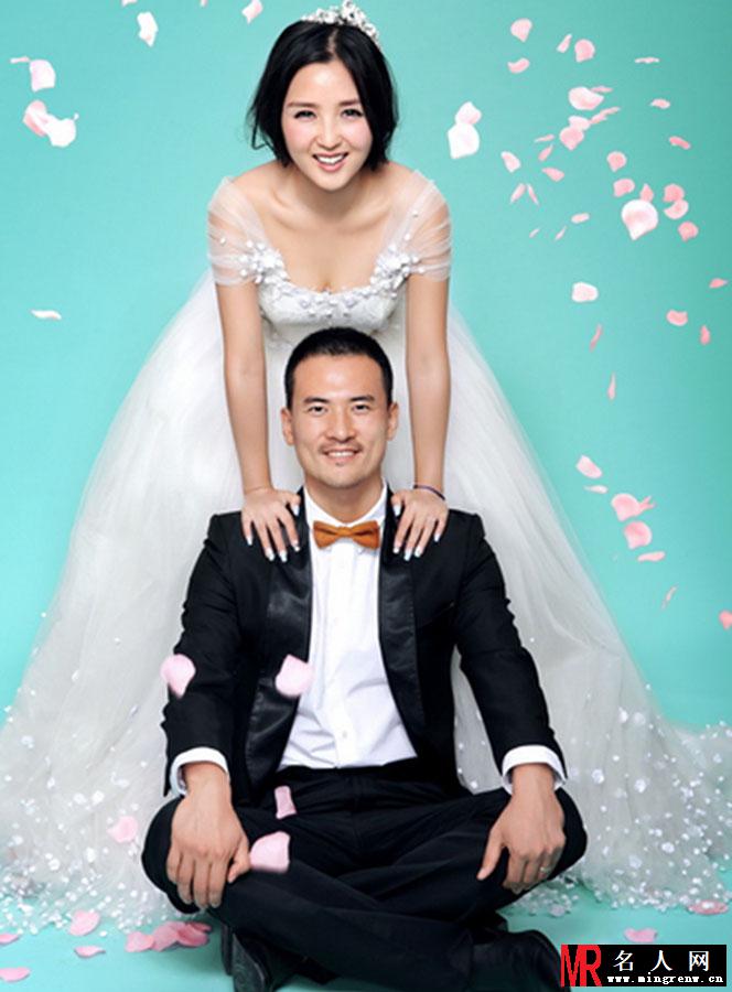 辣妈何洁半裸写真 彰显新生代时尚孕妈(1)